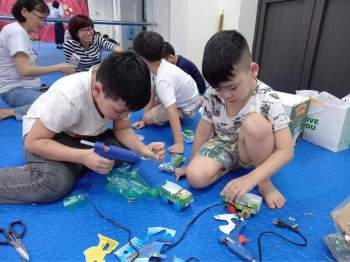Kiến trúc sư tái chế ống hút, khay hợp nhựa… thành đồ chơi cho trẻ - ảnh 1