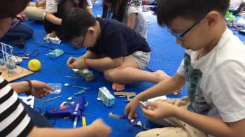 Kiến trúc sư tái chế ống hút, khay hợp nhựa… thành đồ chơi cho trẻ - ảnh 2