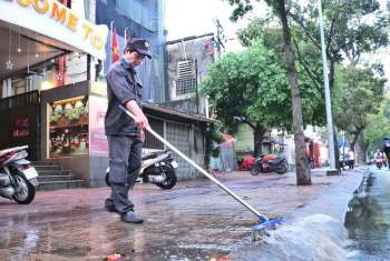 Người Sài Gòn đón cơn mưa ‘giải nhiệt’ sau nhiều ngày nóng hầm hập - ảnh 9