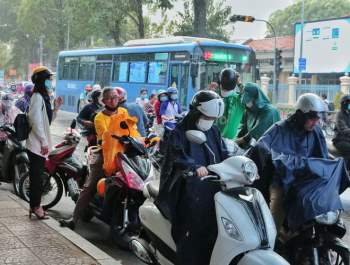Người Sài Gòn đón cơn mưa ‘giải nhiệt’ sau nhiều ngày nóng hầm hập - ảnh 1