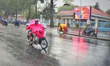 Người Sài Gòn đón cơn mưa ‘giải nhiệt’ sau nhiều ngày nóng hầm hập - ảnh 2