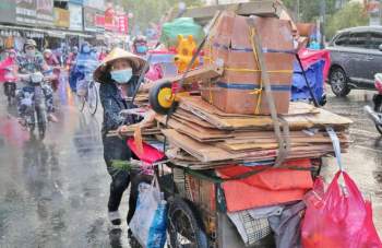 Người Sài Gòn đón cơn mưa ‘giải nhiệt’ sau nhiều ngày nóng hầm hập - ảnh 3
