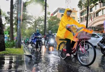 Người Sài Gòn đón cơn mưa ‘giải nhiệt’ sau nhiều ngày nóng hầm hập - ảnh 5