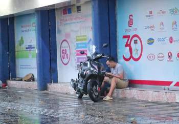 Người Sài Gòn đón cơn mưa ‘giải nhiệt’ sau nhiều ngày nóng hầm hập - ảnh 6
