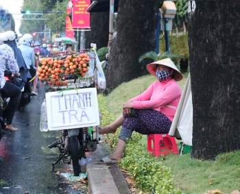 Người Sài Gòn đón cơn mưa ‘giải nhiệt’ sau nhiều ngày nóng hầm hập - ảnh 7