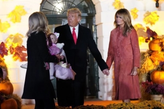 Vợ Tổng thống Trump nắm chặt tay chồng xuất hiện rạng ngời tiếp tục chứng minh không có chuyện dùng người đóng giả - Ảnh 2.