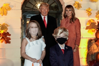 Vợ Tổng thống Trump nắm chặt tay chồng xuất hiện rạng ngời tiếp tục chứng minh không có chuyện dùng người đóng giả - Ảnh 6.