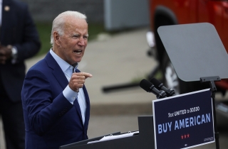 [eMagazine] Bầu cử Tổng thống Mỹ: Hai ứng viên Trump, Biden vào “trận so găng” đầu tiên - Ảnh 13.