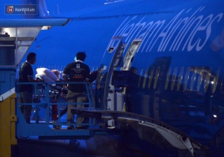 Clip, ảnh: Cận cảnh quá trình di chuyển bệnh nhân 91 trên chuyến bay từ Tân Sơn Nhất đến Nội Bài - Ảnh 5.