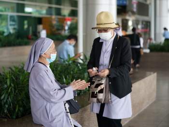 Dịch Covid-19: Nhiều người ở lại Sài Gòn ăn Tết nhưng sân bay Tân Sơn Nhất vẫn kín người - ảnh 8