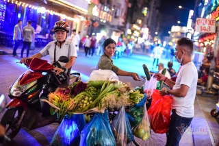 Phố Tây đầy bàn ghế trống, chợ Bến Thành tiểu thương ngủ gật