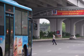 Hà Nội: Bất chấp nguy hiểm, nhiều người đi bộ không dùng cầu vượt, chọn cách băng qua 12 làn xe để sang đường Phạm Văn Đồng - Ảnh 10.