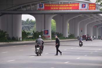 Hà Nội: Bất chấp nguy hiểm, nhiều người đi bộ không dùng cầu vượt, chọn cách băng qua 12 làn xe để sang đường Phạm Văn Đồng - Ảnh 4.