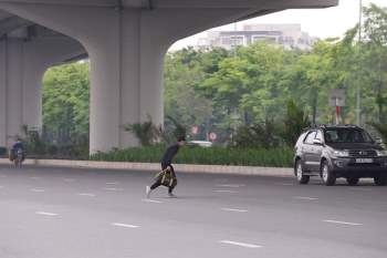 Hà Nội: Bất chấp nguy hiểm, nhiều người đi bộ không dùng cầu vượt, chọn cách băng qua 12 làn xe để sang đường Phạm Văn Đồng - Ảnh 11.