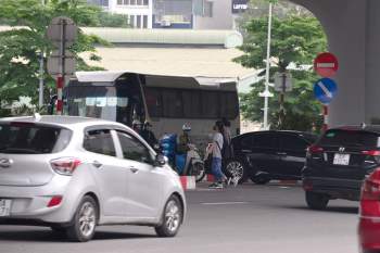 Hà Nội: Bất chấp nguy hiểm, nhiều người đi bộ không dùng cầu vượt, chọn cách băng qua 12 làn xe để sang đường Phạm Văn Đồng - Ảnh 8.