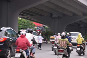 Hà Nội: Bất chấp nguy hiểm, nhiều người đi bộ không dùng cầu vượt, chọn cách băng qua 12 làn xe để sang đường Phạm Văn Đồng - Ảnh 7.