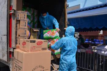 Nhân viên y tế bệnh viện K - Tân Triều hối hả vận chuyển đồ tiếp tế, hàng từ thiện dưới cái nóng oi bức gần 40 độ C - Ảnh 5.