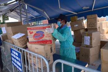 Nhân viên y tế bệnh viện K - Tân Triều hối hả vận chuyển đồ tiếp tế, hàng từ thiện dưới cái nóng oi bức gần 40 độ C - Ảnh 9.