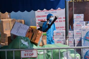 Nhân viên y tế bệnh viện K - Tân Triều hối hả vận chuyển đồ tiếp tế, hàng từ thiện dưới cái nóng oi bức gần 40 độ C - Ảnh 3.