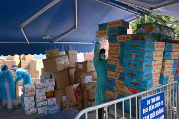 Nhân viên y tế bệnh viện K - Tân Triều hối hả vận chuyển đồ tiếp tế, hàng từ thiện dưới cái nóng oi bức gần 40 độ C - Ảnh 7.