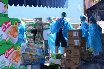 Nhân viên y tế bệnh viện K - Tân Triều hối hả vận chuyển đồ tiếp tế, hàng từ thiện dưới cái nóng oi bức gần 40 độ C - Ảnh 6.