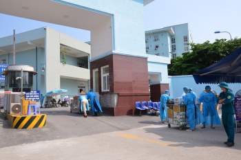 Nhân viên y tế bệnh viện K - Tân Triều hối hả vận chuyển đồ tiếp tế, hàng từ thiện dưới cái nóng oi bức gần 40 độ C - Ảnh 1.