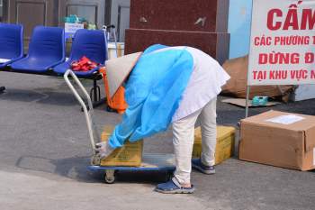 Nhân viên y tế bệnh viện K - Tân Triều hối hả vận chuyển đồ tiếp tế, hàng từ thiện dưới cái nóng oi bức gần 40 độ C - Ảnh 10.