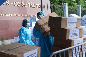 Nhân viên y tế bệnh viện K - Tân Triều hối hả vận chuyển đồ tiếp tế, hàng từ thiện dưới cái nóng oi bức gần 40 độ C - Ảnh 8.