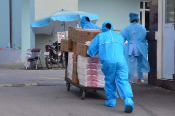 Nhân viên y tế bệnh viện K - Tân Triều hối hả vận chuyển đồ tiếp tế, hàng từ thiện dưới cái nóng oi bức gần 40 độ C - Ảnh 2.