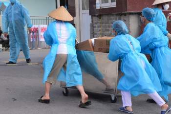 Nhân viên y tế bệnh viện K - Tân Triều hối hả vận chuyển đồ tiếp tế, hàng từ thiện dưới cái nóng oi bức gần 40 độ C - Ảnh 12.
