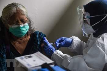 Dich COVID-19: Indonesia cap phep su dung khan cap vaccine AstraZeneca hinh anh 1