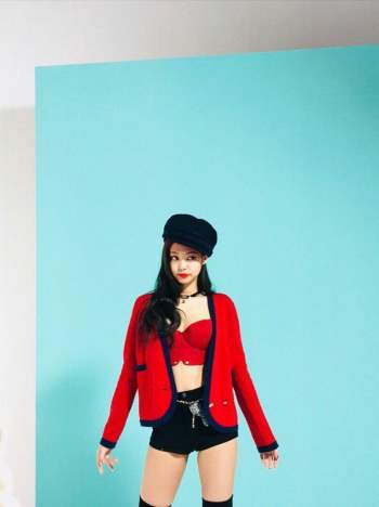 Choáng với kỹ năng tạo dáng của Jennie: High-fashion hết nấc, ảnh chụp vội mà đỉnh chẳng khác hình tạp chí - Ảnh 5.