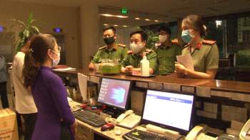 Đà Nẵng thêm 2 ca dương tính SARS-CoV-2, Thừa Thiên Huế lập chốt kiểm soát tăng cường phòng chống dịch - Ảnh 3.