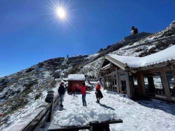 Du khách thích thú với khung cảnh tuyết phủ trắng tuyệt đẹp ngày cuối năm trên đỉnh Fansipan - Ảnh 4.