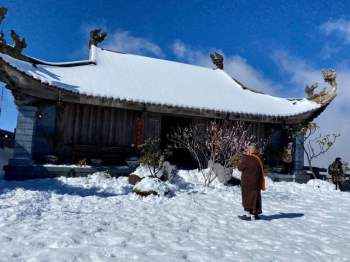 Du khách thích thú với khung cảnh tuyết phủ trắng tuyệt đẹp ngày cuối năm trên đỉnh Fansipan - Ảnh 11.