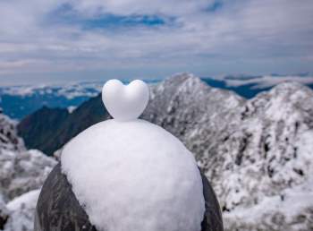 Du khách thích thú với khung cảnh tuyết phủ trắng tuyệt đẹp ngày cuối năm trên đỉnh Fansipan - Ảnh 5.