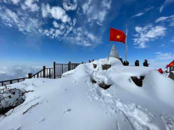 Du khách thích thú với khung cảnh tuyết phủ trắng tuyệt đẹp ngày cuối năm trên đỉnh Fansipan - Ảnh 7.