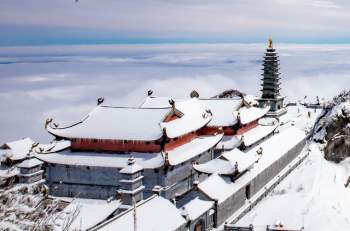 Du khách thích thú với khung cảnh tuyết phủ trắng tuyệt đẹp ngày cuối năm trên đỉnh Fansipan - Ảnh 3.