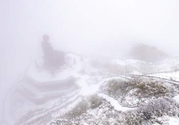 Du khách thích thú với khung cảnh tuyết phủ trắng tuyệt đẹp ngày cuối năm trên đỉnh Fansipan - Ảnh 1.