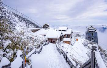 Du khách thích thú với khung cảnh tuyết phủ trắng tuyệt đẹp ngày cuối năm trên đỉnh Fansipan - Ảnh 2.