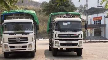 Phát hiện 2 xe tải chở phế liệu “vô chủ” ở cửa khẩu Ma Lù Thàng - Ảnh 2.