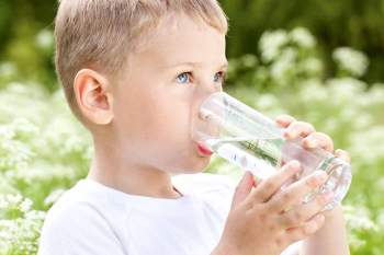 Lưu ý 3 thời điểm không nên cho trẻ uống nước vì cực hại sức khỏe - Ảnh 2.