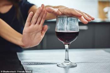 Các nhà nghiên cứu cho biết: Người ở những độ tuổi này nếu uống rượu sẽ cực kì gây nguy hiểm cho não - Ảnh 1.