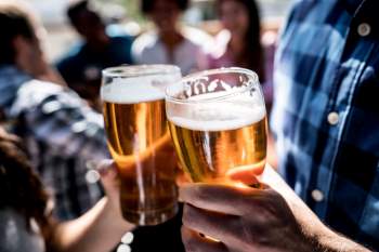 Tác hại của bia rượu đến 3 thời điểm quan trọng nhất cuộc đời: Hậu quả nặng nề dù chỉ uống vừa phải - Ảnh 2.