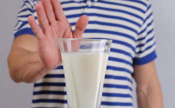 Uống sữa buổi sáng nếu có 1 trong 5 dấu hiệu này cần dừng ngay để phòng bệnh - Ảnh 3.