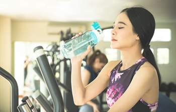 Uống nhiều nước và vận động thể chất đều đặn giúp duy trì sức khỏe miễn dịch. Ảnh: Harvard Health