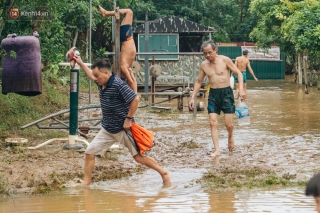 Ảnh, clip: Nước sông Hồng dâng cao, người dân Hà Nội bì bõm tập thể dục - Ảnh 4.