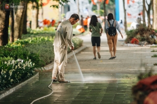 Người Hà Nội thích thú với diện mạo mới của hồ Gươm sau 5 tháng lát đá vĩnh cữu - Ảnh 5.