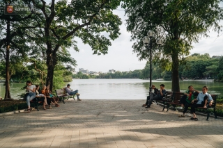 Người Hà Nội thích thú với diện mạo mới của hồ Gươm sau 5 tháng lát đá vĩnh cữu - Ảnh 2.