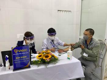 Chiều 20/12, Phó Thủ tướng Vũ Đức Đam đến thăm hỏi các tình nguyện viên tiêm thử nghiệm vaccine Nano Covax ngừa COVID-19 đầu tiên của Việt Nam, đang được theo dõi tại Viện nghiên cứu Y - Dược học quân sự (Học viện Quân y). Ảnh: TTXVN